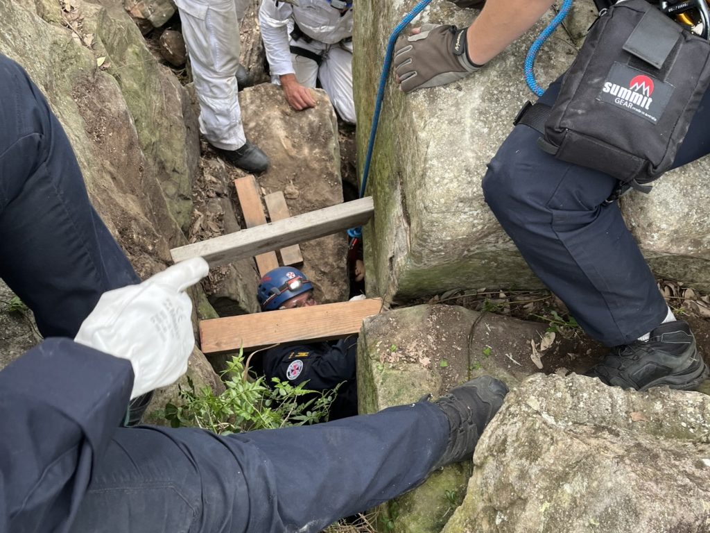 Sie verliert ihr iPhone zwischen den Felsen und bleibt stecken: die peinliche Rettung