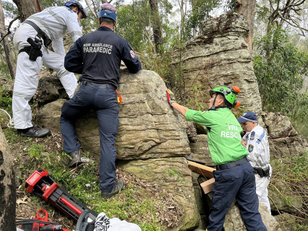 Pierde su iPhone entre las rocas y se queda atascada: el vergonzoso rescate