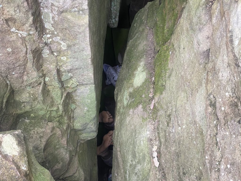 Sie verliert ihr iPhone zwischen den Felsen und bleibt stecken: die peinliche Rettung