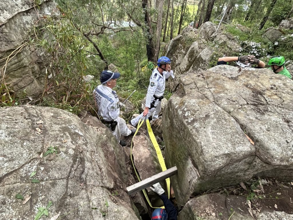 Sie verliert ihr iPhone zwischen den Felsen und bleibt stecken: die peinliche Rettung