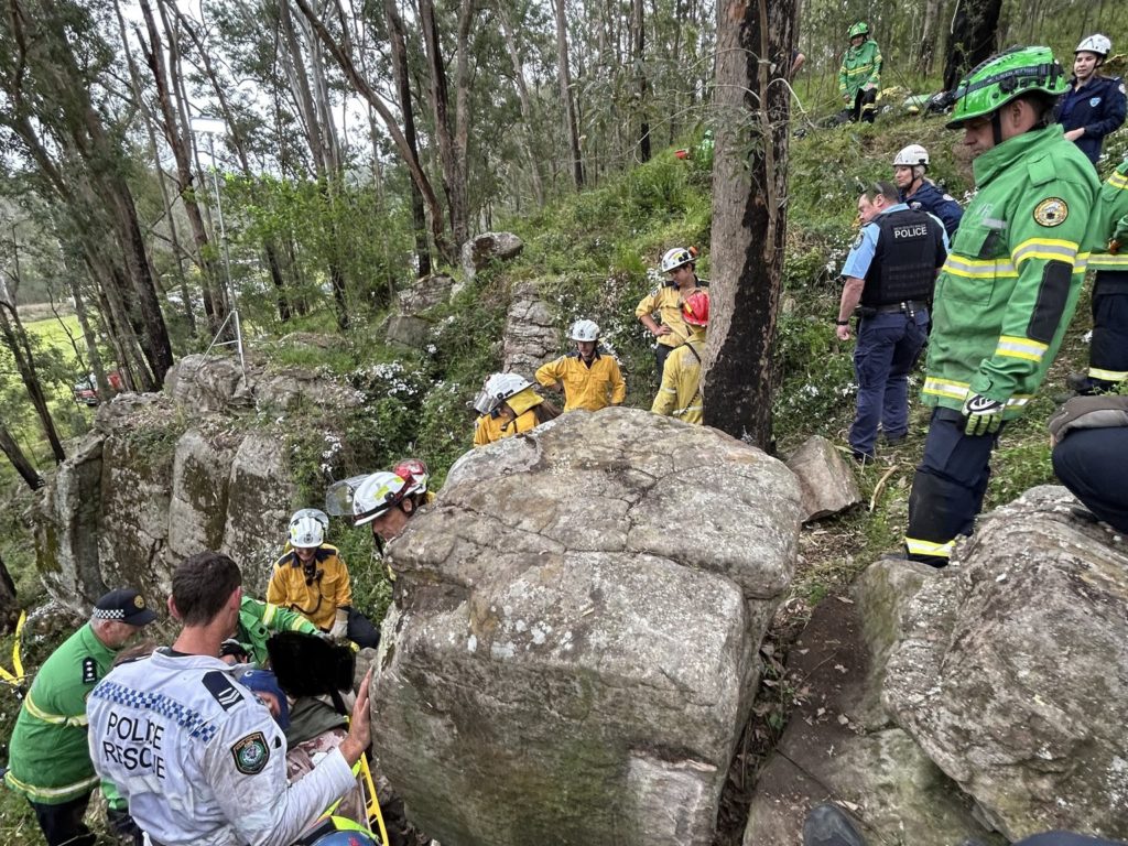 Sie verliert ihr iPhone zwischen den Felsen und bleibt stecken: die peinliche Rettung