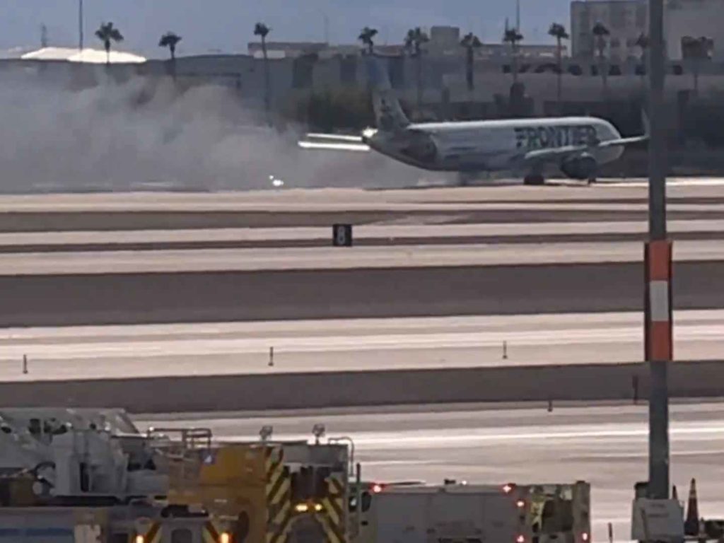 Aereo atterra con motore in fiamme panico a bordo ma nessun ferito