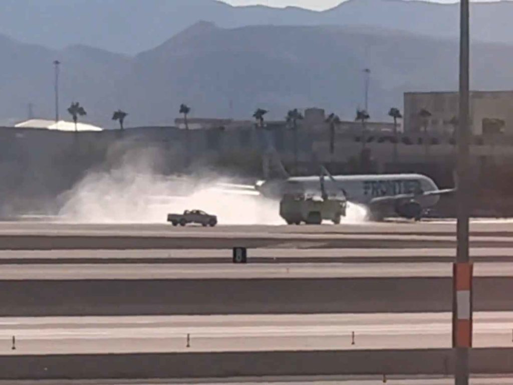 Avión aterriza con el motor en llamas, pánico a bordo pero no hay heridos