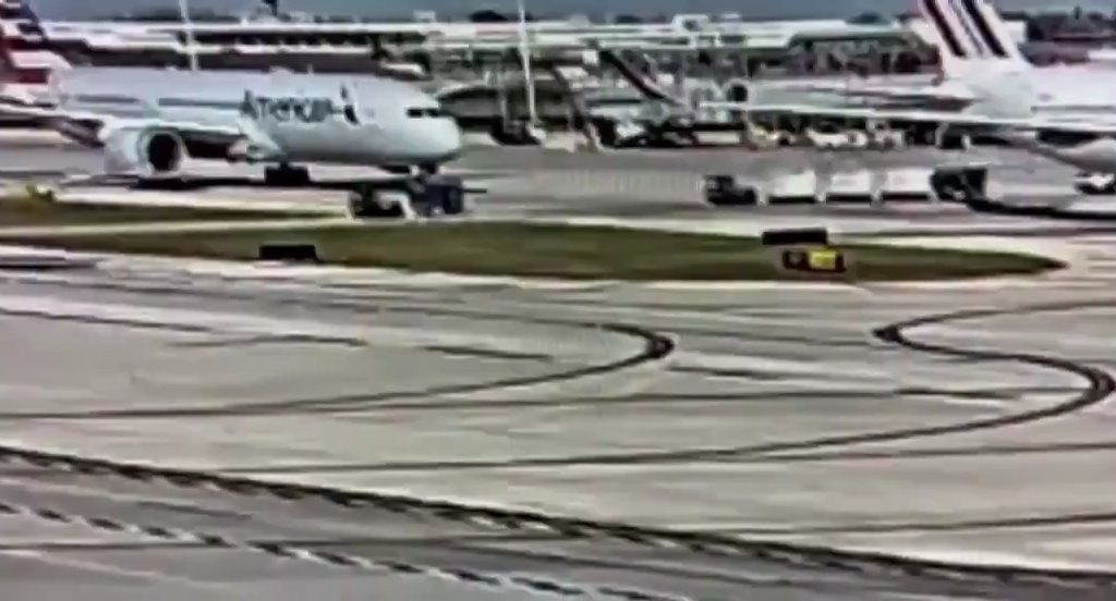 L'avion "dévore" un chariot à bagages avec moteur : l'accident filmé