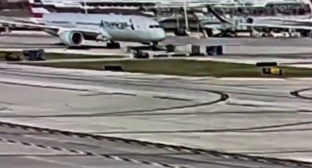 L'avion "dévore" un chariot à bagages avec moteur : l'accident filmé