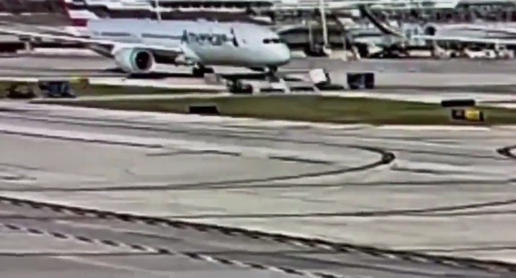 L'avion "dévore" un chariot à bagages avec moteur : l'accident filmé