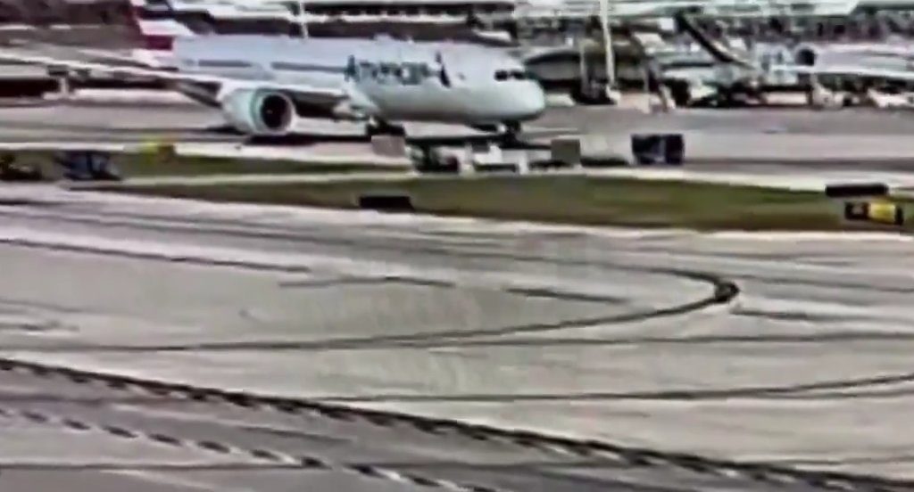 L'avion "dévore" un chariot à bagages avec moteur : l'accident filmé