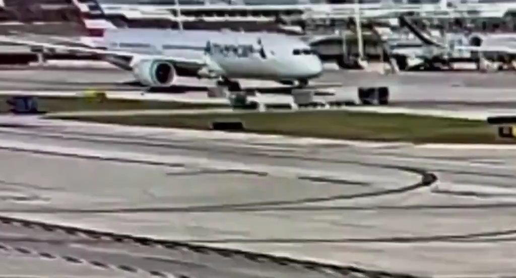 L'avion "dévore" un chariot à bagages avec moteur : l'accident filmé