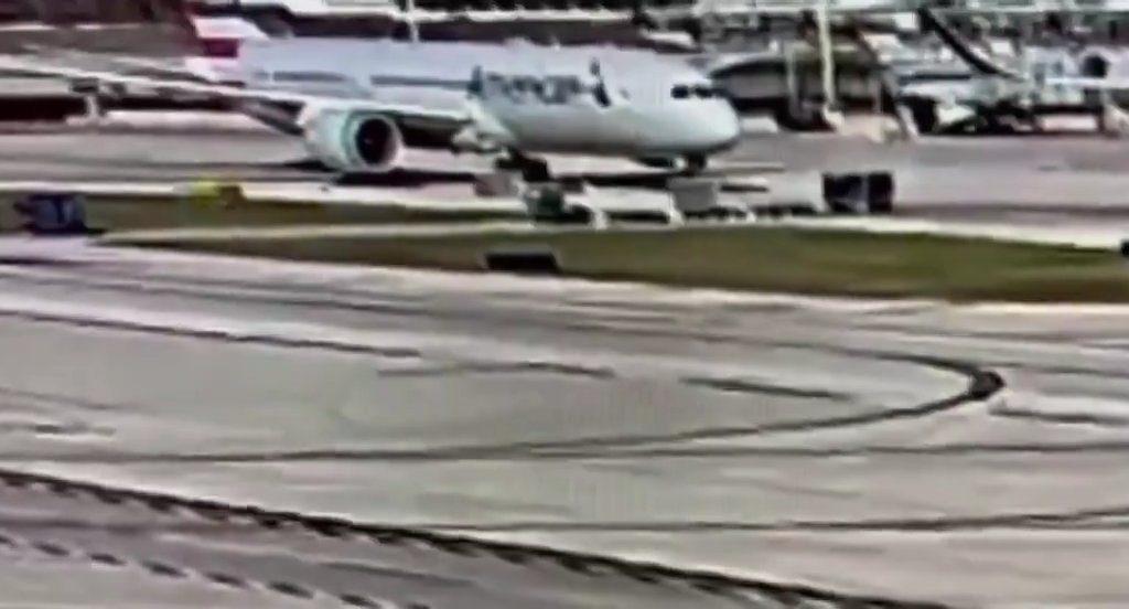 Flugzeug „verschlingt“ Gepäckwagen mit Motor: Unfall auf Video festgehalten