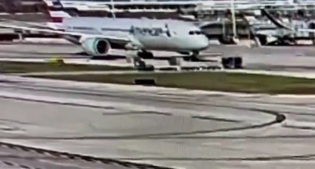 L'avion "dévore" un chariot à bagages avec moteur : l'accident filmé