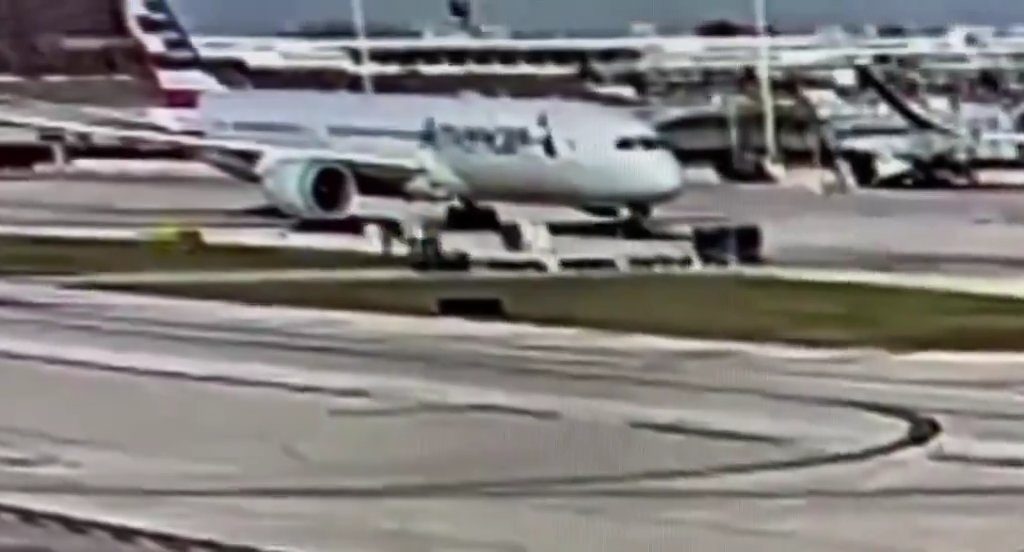 L'avion "dévore" un chariot à bagages avec moteur : l'accident filmé