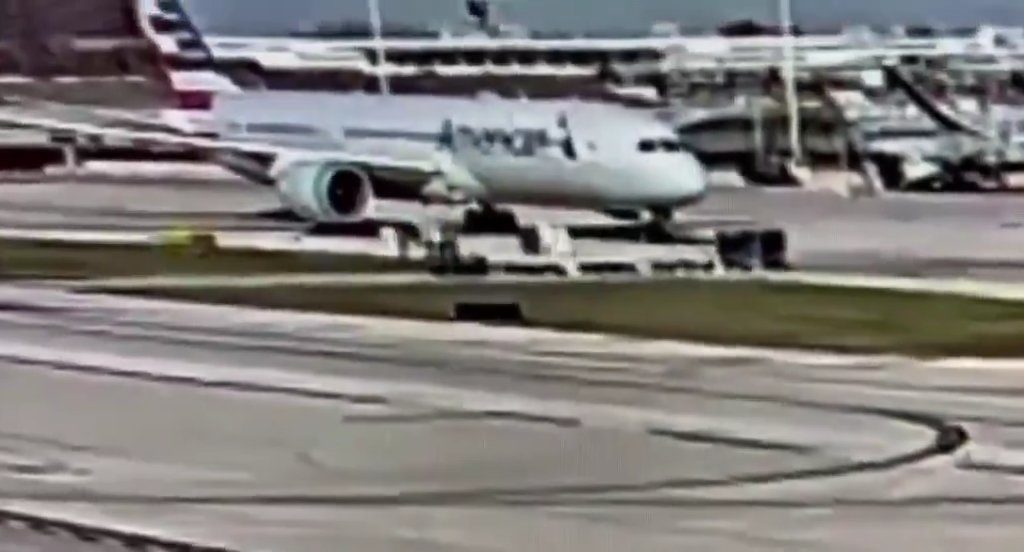 L'avion "dévore" un chariot à bagages avec moteur : l'accident filmé