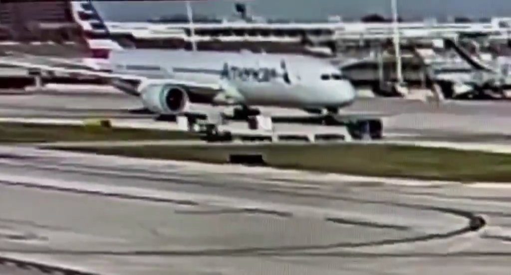 L'avion "dévore" un chariot à bagages avec moteur : l'accident filmé