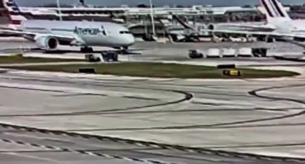 L'avion "dévore" un chariot à bagages avec moteur : l'accident filmé