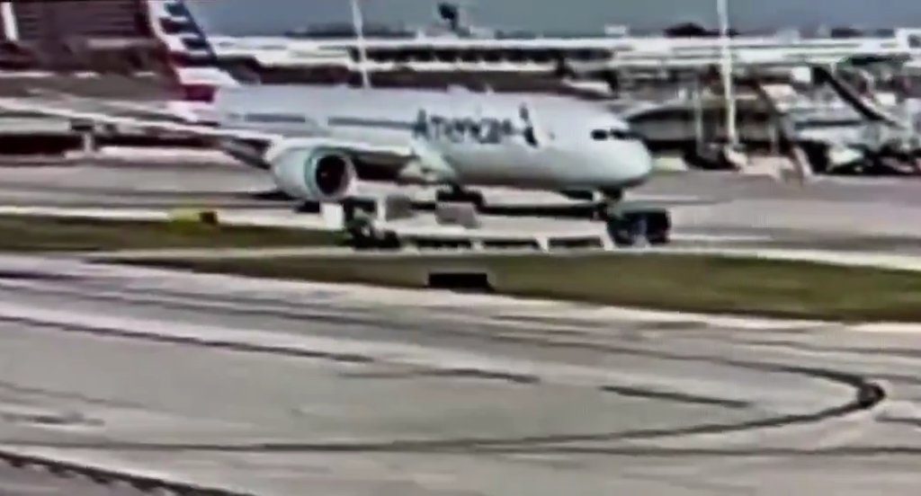 L'avion "dévore" un chariot à bagages avec moteur : l'accident filmé