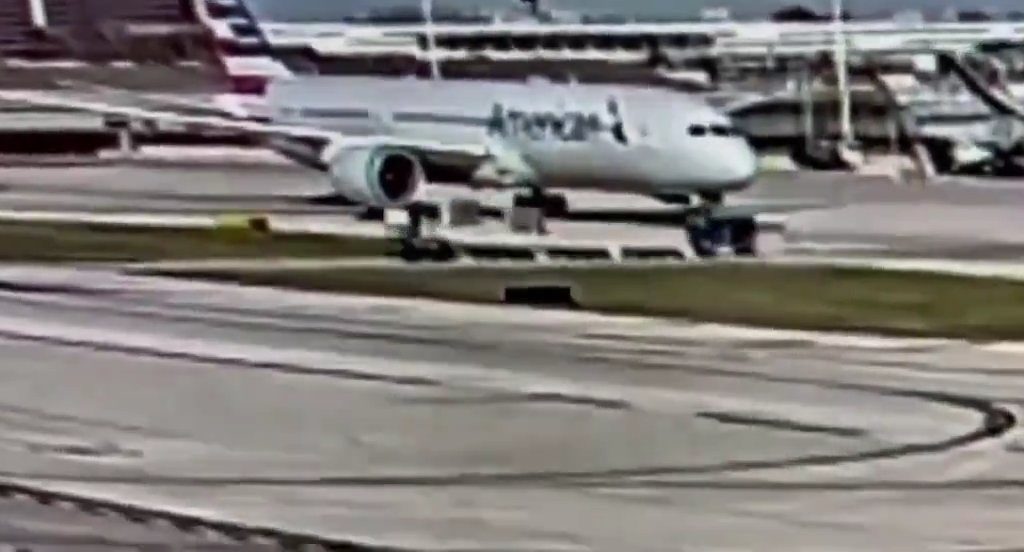 L'avion "dévore" un chariot à bagages avec moteur : l'accident filmé