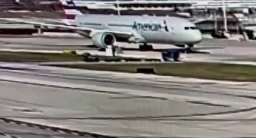 L'avion "dévore" un chariot à bagages avec moteur : l'accident filmé