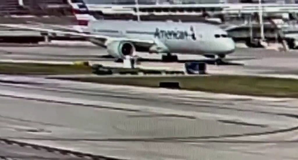 L'avion "dévore" un chariot à bagages avec moteur : l'accident filmé