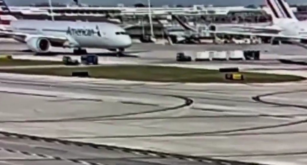 L'avion "dévore" un chariot à bagages avec moteur : l'accident filmé