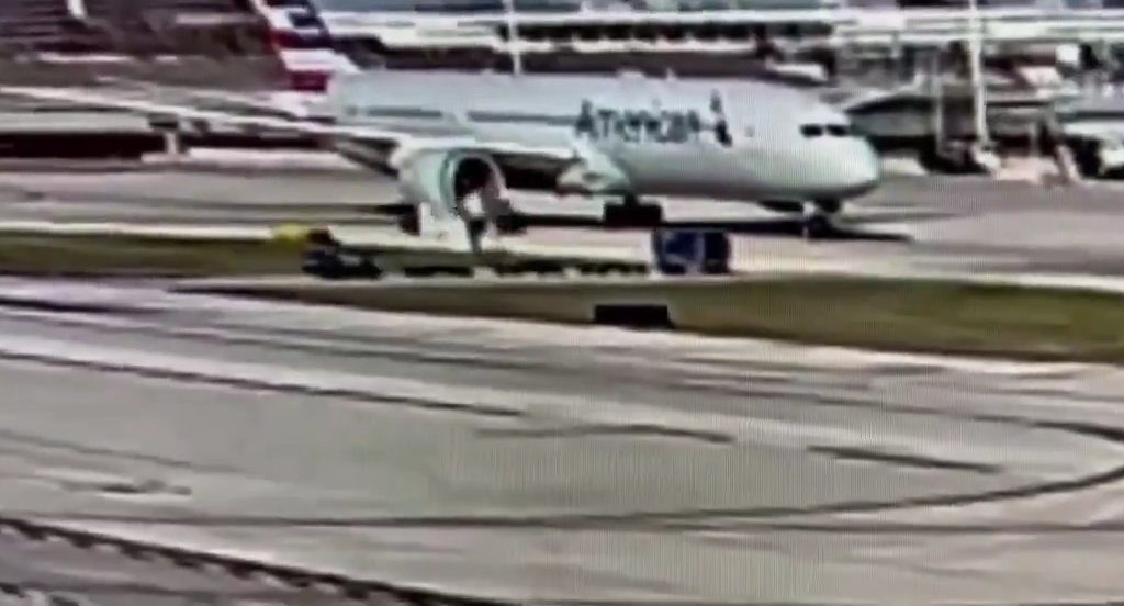 L'avion "dévore" un chariot à bagages avec moteur : l'accident filmé