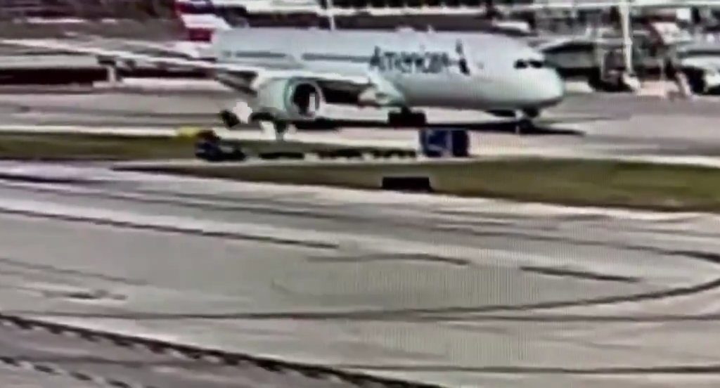 Flugzeug „verschlingt“ Gepäckwagen mit Motor: Unfall auf Video festgehalten