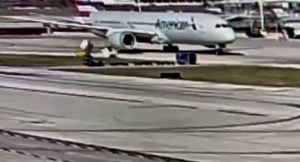 L'avion "dévore" un chariot à bagages avec moteur : l'accident filmé