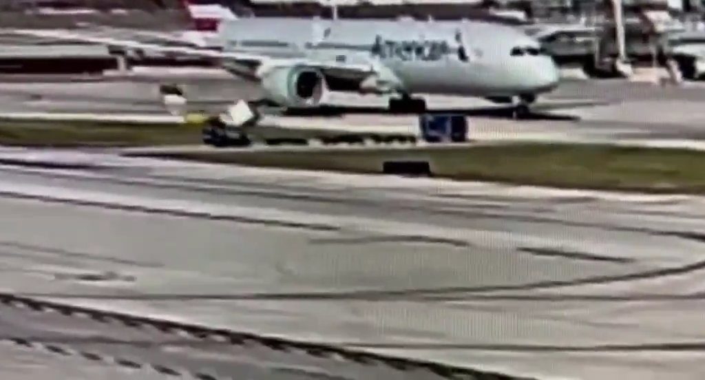 L'avion "dévore" un chariot à bagages avec moteur : l'accident filmé