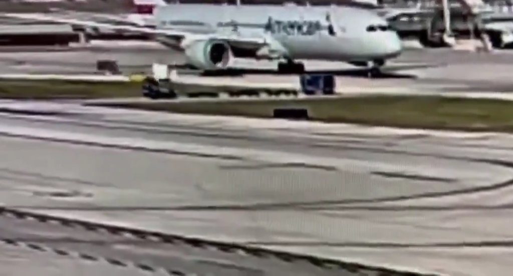 L'avion "dévore" un chariot à bagages avec moteur : l'accident filmé