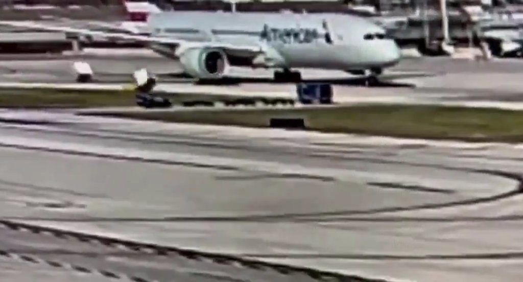 L'avion "dévore" un chariot à bagages avec moteur : l'accident filmé