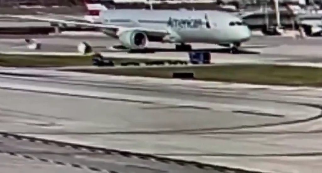 L'avion "dévore" un chariot à bagages avec moteur : l'accident filmé