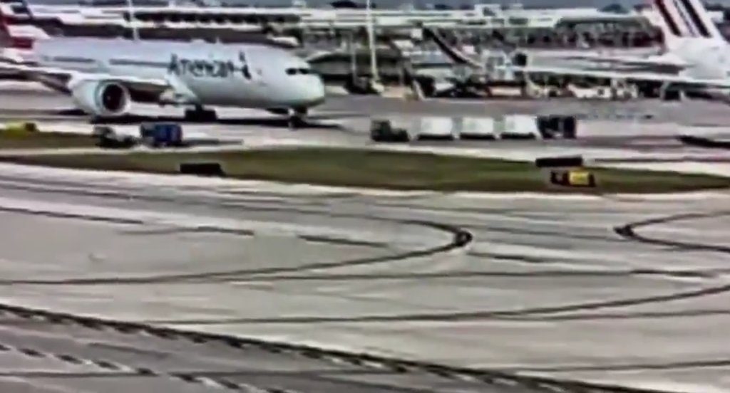 L'avion "dévore" un chariot à bagages avec moteur : l'accident filmé