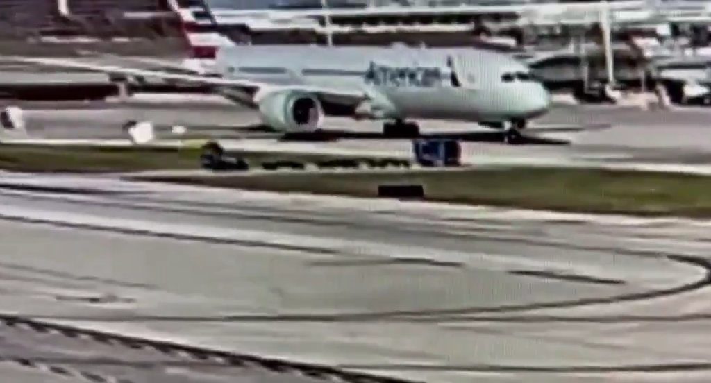 L'avion "dévore" un chariot à bagages avec moteur : l'accident filmé