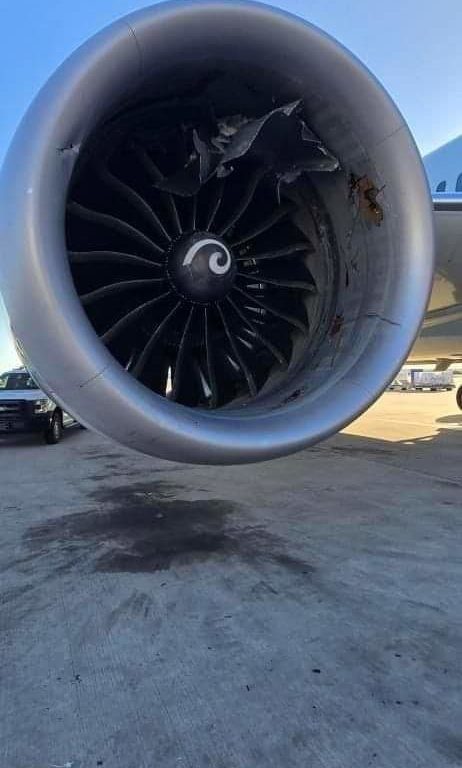 L'avion "dévore" un chariot à bagages avec moteur : l'accident filmé