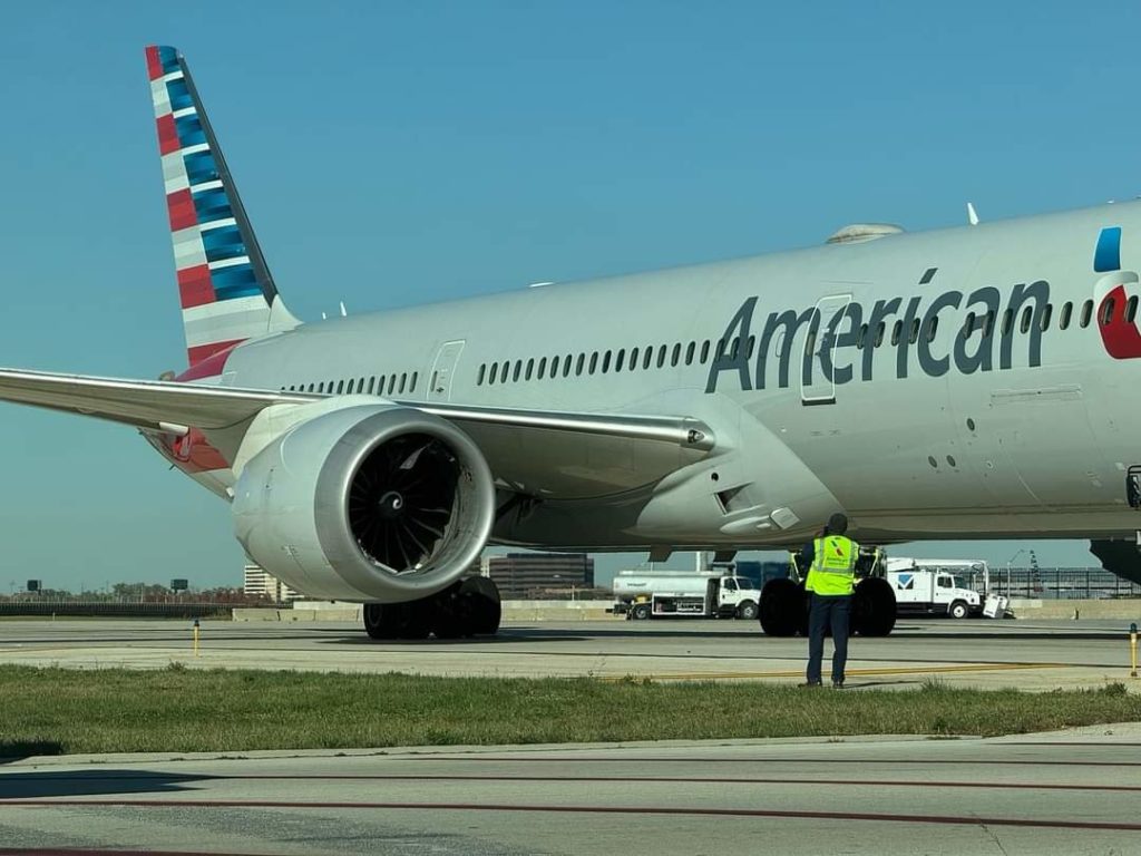 L'avion "dévore" un chariot à bagages avec moteur : l'accident filmé