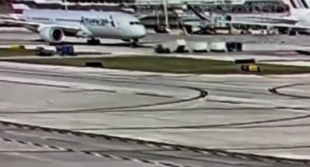 Flugzeug „verschlingt“ Gepäckwagen mit Motor: Unfall auf Video festgehalten