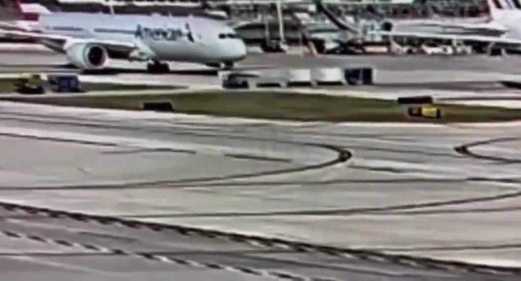 L'avion "dévore" un chariot à bagages avec moteur : l'accident filmé