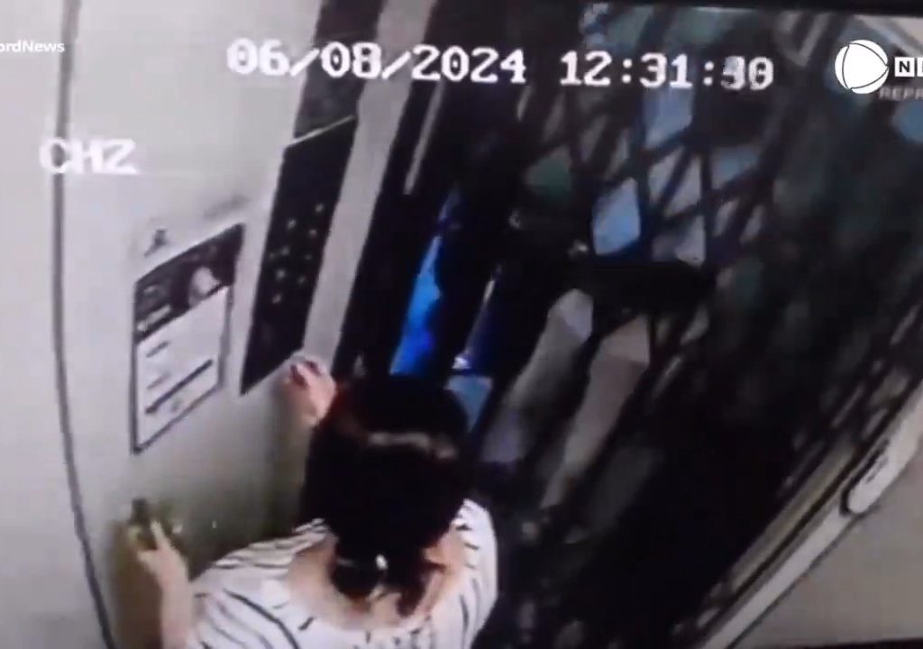 Se estrella un ascensor y muere una mujer: su marido, el conserje del edificio, la ve por webcam en directo