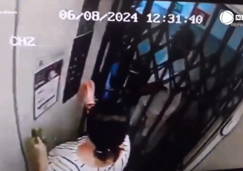 Se estrella un ascensor y muere una mujer: su marido, el conserje del edificio, la ve por webcam en directo