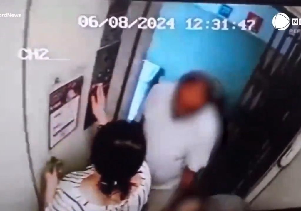 Se estrella un ascensor y muere una mujer: su marido, el conserje del edificio, la ve por webcam en directo