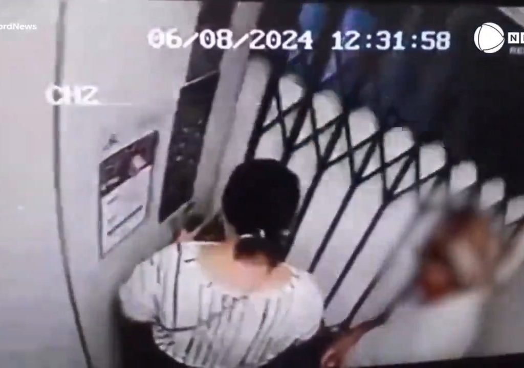 Se estrella un ascensor y muere una mujer: su marido, el conserje del edificio, la ve por webcam en directo