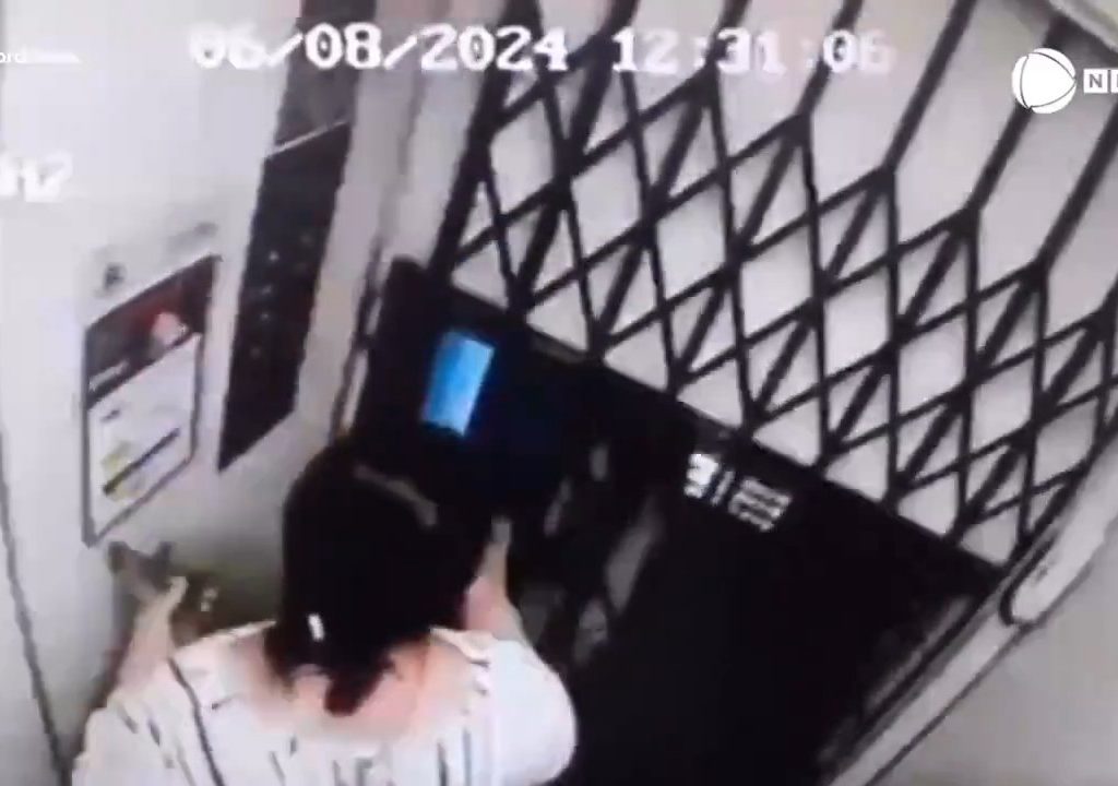 Ascensore precipita e donna muore: il marito custode del palazzo la vede in diretta webcam