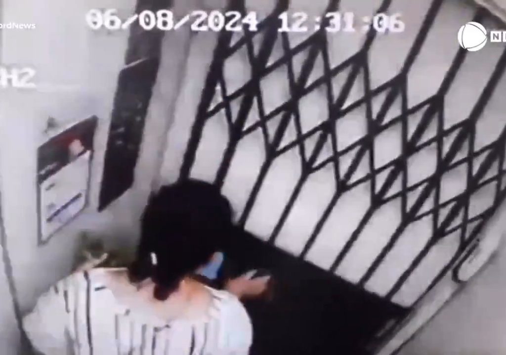 Ascensore precipita e donna muore: il marito custode del palazzo la vede in diretta webcam