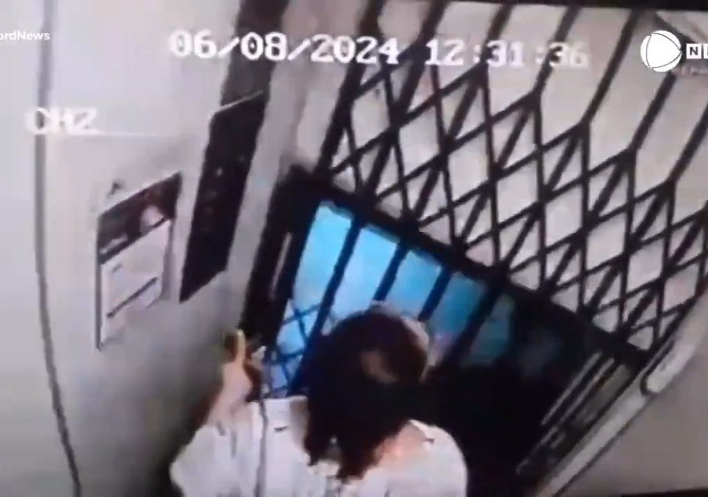 Se estrella un ascensor y muere una mujer: su marido, el conserje del edificio, la ve por webcam en directo