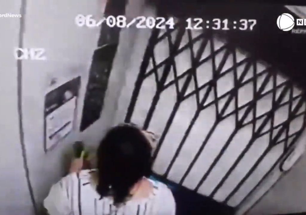 Ascensore precipita e donna muore: il marito custode del palazzo la vede in diretta webcam