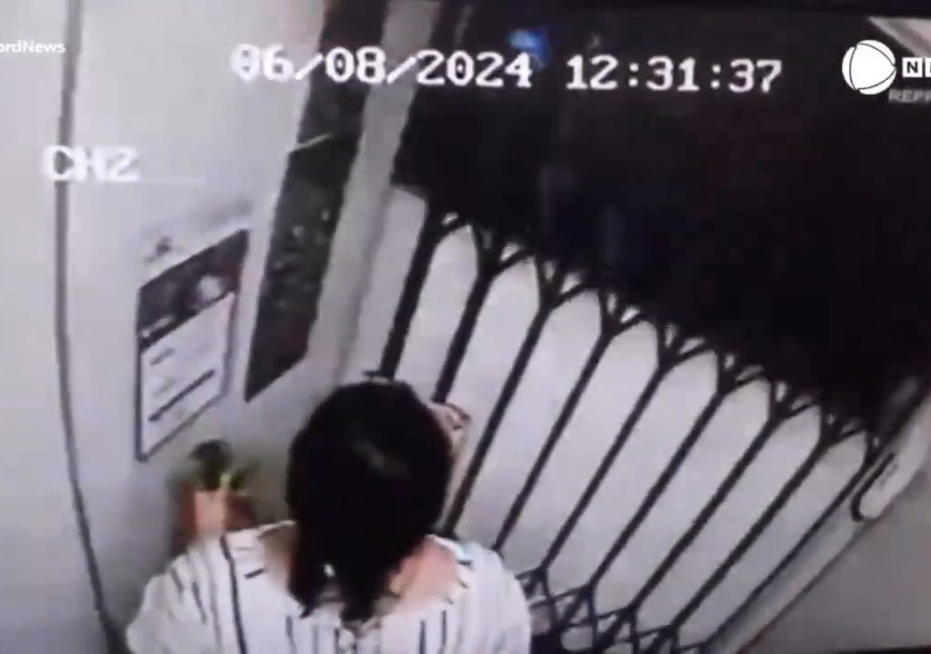 Ascensore precipita e donna muore: il marito custode del palazzo la vede in diretta webcam