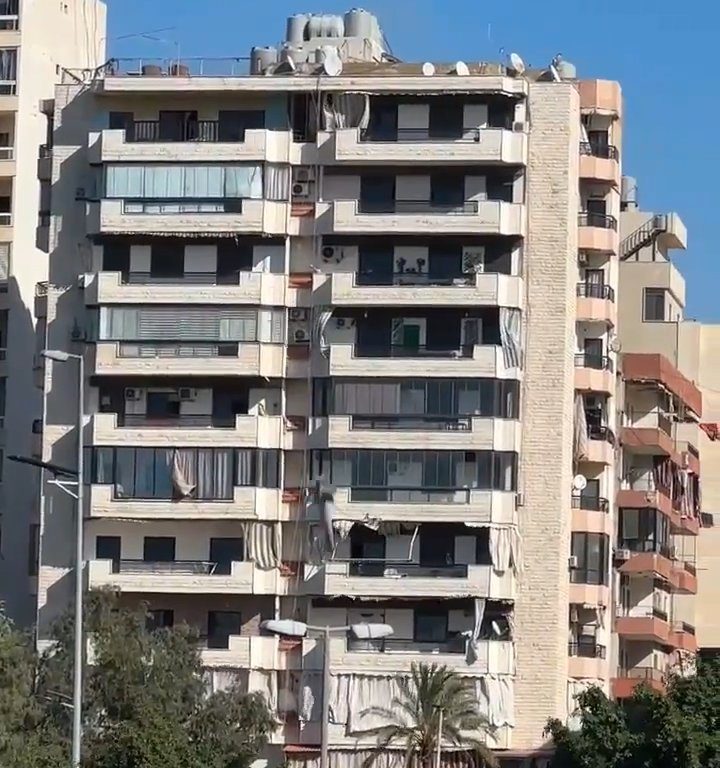 Beirut, das schockierende Video der Rakete, die ein Gebäude zerstört