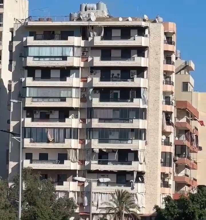 Beirut, il video shock del missile che distrugge un palazzo