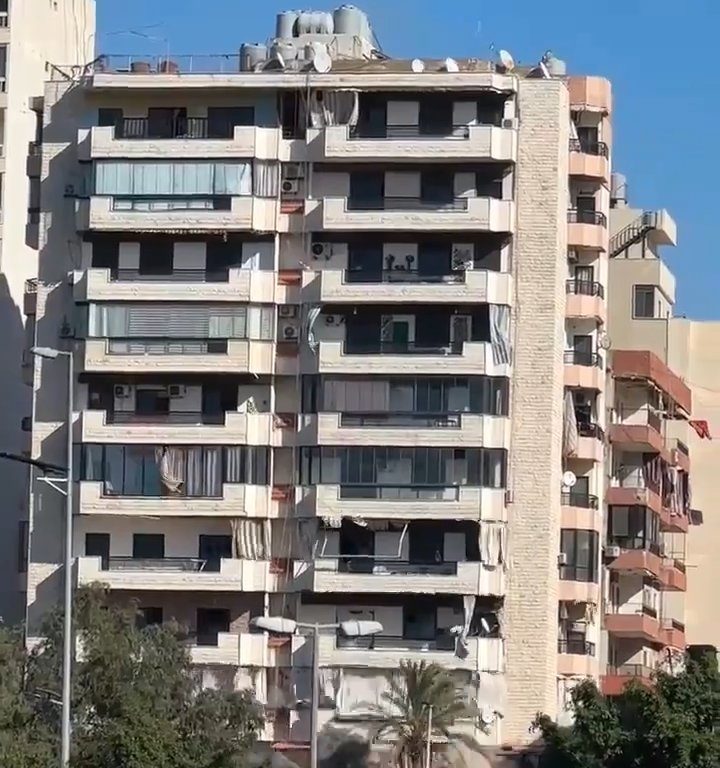 Beirut, das schockierende Video der Rakete, die ein Gebäude zerstört