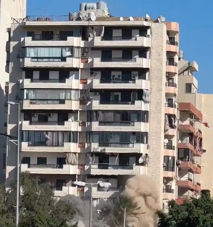 Beirut, il video shock del missile che distrugge un palazzo