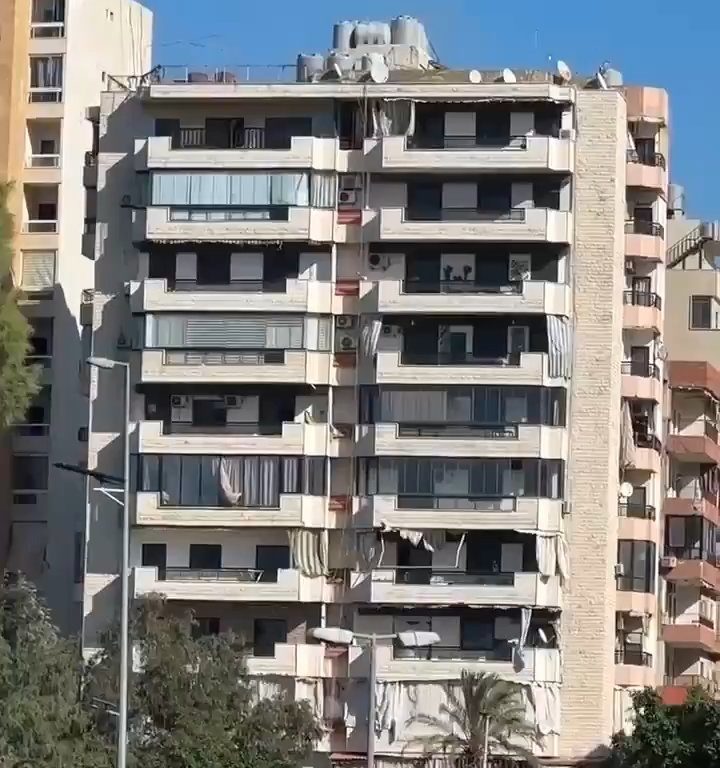 Beirut, das schockierende Video der Rakete, die ein Gebäude zerstört